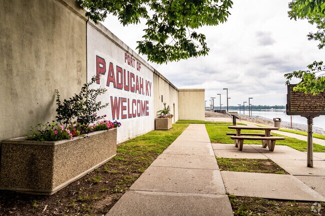 There are quiet places to take a walk or have a picnic on the river front in Paducah.