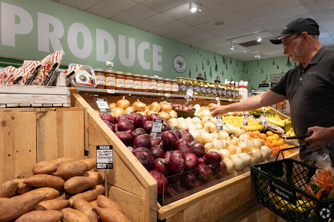 Rosewood Market is a favorite stop for locals that prefer locally sourced fruits and vegetables.