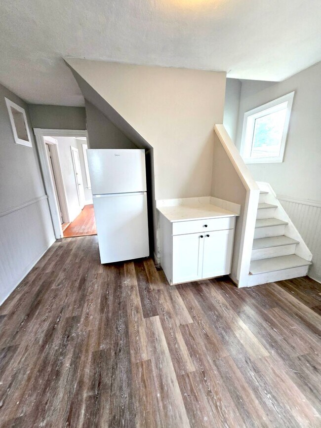 457 Admiral St unit 2nd/3rd flr (Unit 3), Providence, RI 02908 - photo 5