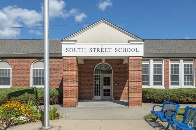 The student-teacher ratio at the 
South Street School in Manorville, NY is 13-to-1.