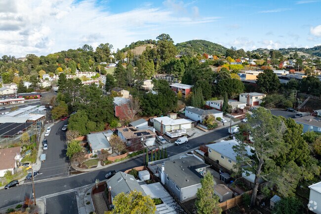 El Sobrante Manor offers homes of various sizes and prices on hillsides.