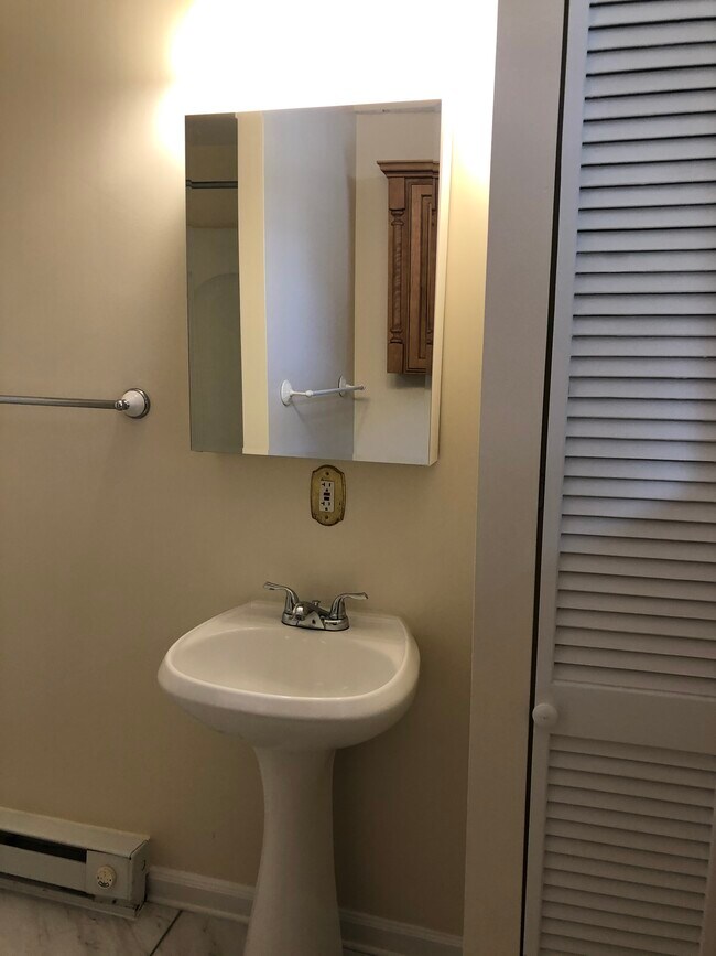 812 Marshall St unit 812 2nd fl, McMechen, WV 26040 - photo 4