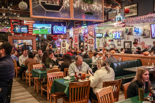 West Columbia’s D's Wings blends great food and a nostalgic dining experience.