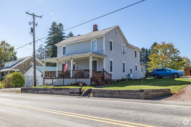 Ranch-style, split-level, and farmhouse homes are typical in Upper Turkeyfoot.