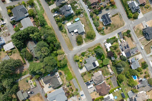 Alabama Hill is a neighborhood with a rural layout including open yards.