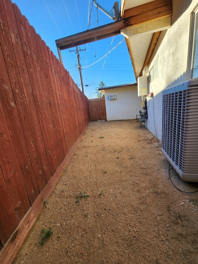 7444 Borrego Trail unit B, Yucca Valley, CA 92284 - photo 6