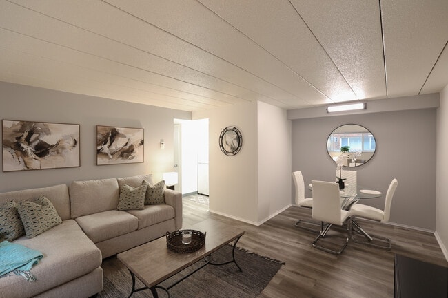 1BR, 1BA - 700SF - Living Room