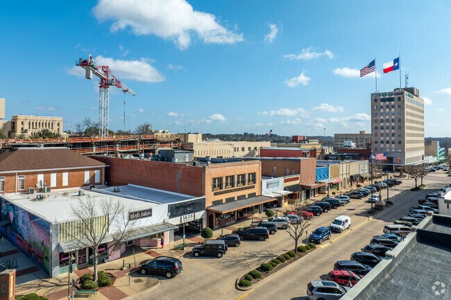 Downtown Longview offers a vibrant mix of dining and entertainment, featuring local restaurants, lively bars, and cultural attractions.