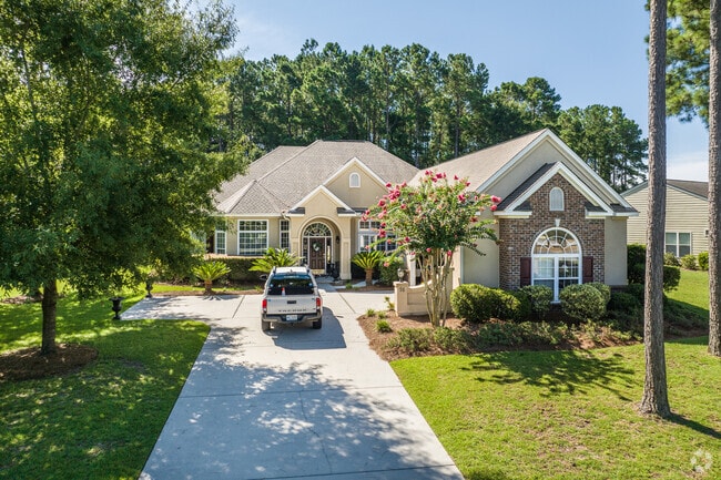 Newly build craftsman homes with long driveways can be found throughout Baynard Park.