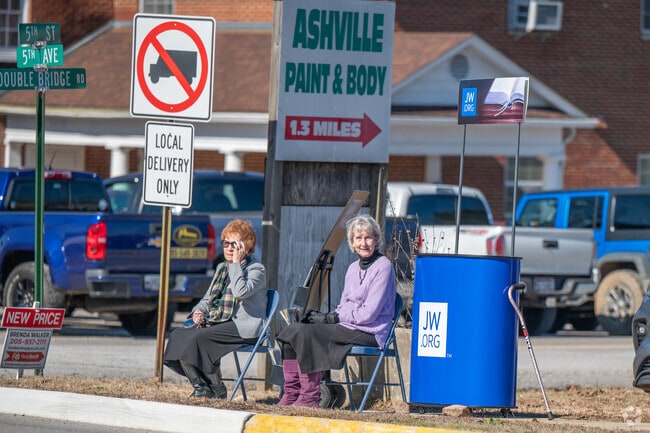 Ashville locals supporting their local project in front of the Court House.