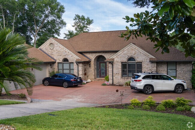 Many variations of Ranch style homes are found in Rocky Bayou Estates.