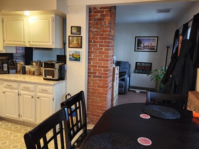 See thru into livingroom