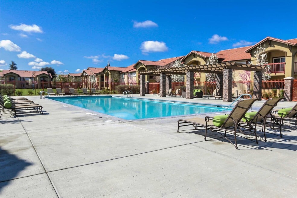 The Village at Henderson, Porterville, CA 93257 - photo 1