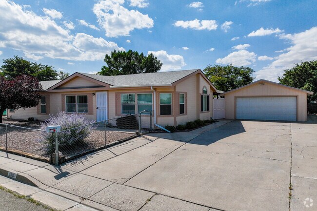 Homes around Jade Park can be found with and without garages.