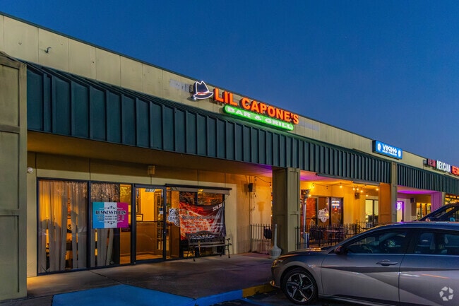 Lil Capone's Bar & Grill serves delicious pizza and cocktails in Florence.