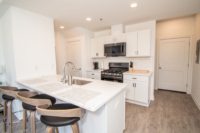 Live Well Apartments - Fully Furnished Units, Royal Oak, MI 48067 - photo 4