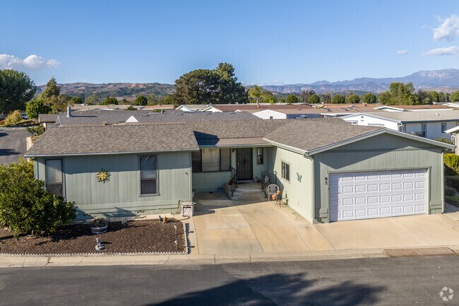 You can find many styles of mobile homes throughout Saticoy.