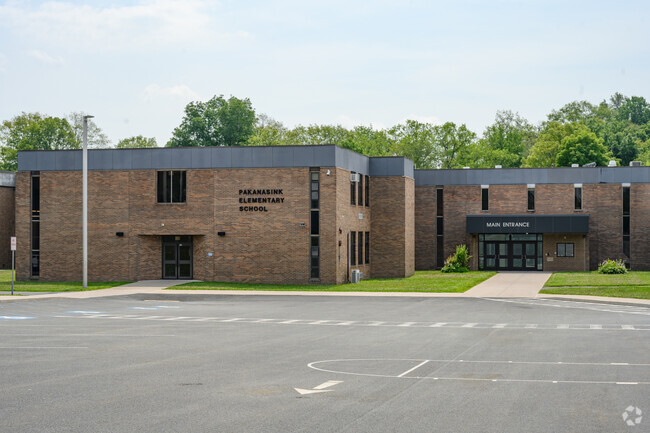 Pakanasink Elementary, in the same building as Circleville Middle School, earns a C+ from Niche.
