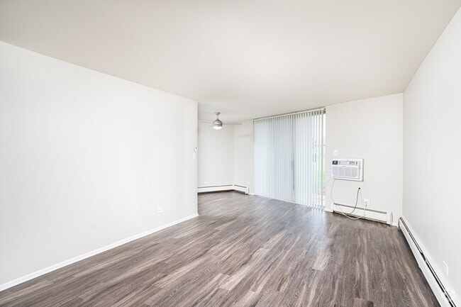 1BR, 1BA - 945SF - Living Room