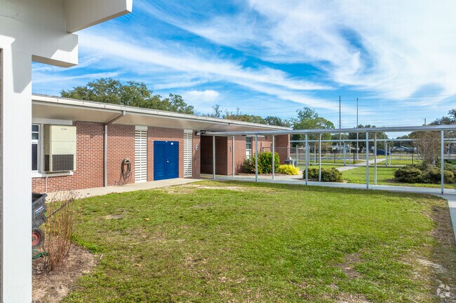 ena Vista Elementary School is home to almost 900 students in grades VPK-5th.