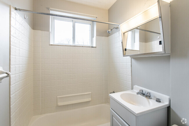 2BR, 1BA - 665 SF - Bathroom