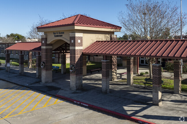 Ellisor Elementary School has received a B- grade from Niche.