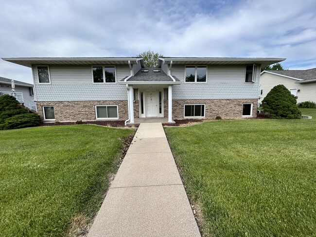 715 S Canterbury Dr unit 3, Freeport, IL 61032 - photo 2