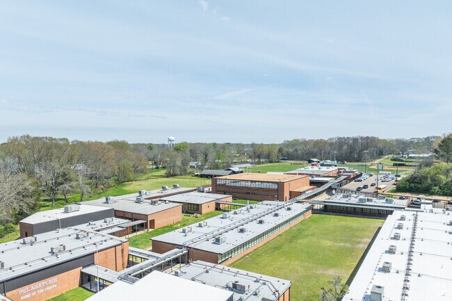Pelahatchie High School serves students in grades 7 - 12.