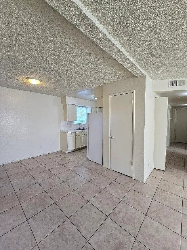 2553 S Holloway Ave Unit 102, Fresno, CA 93725