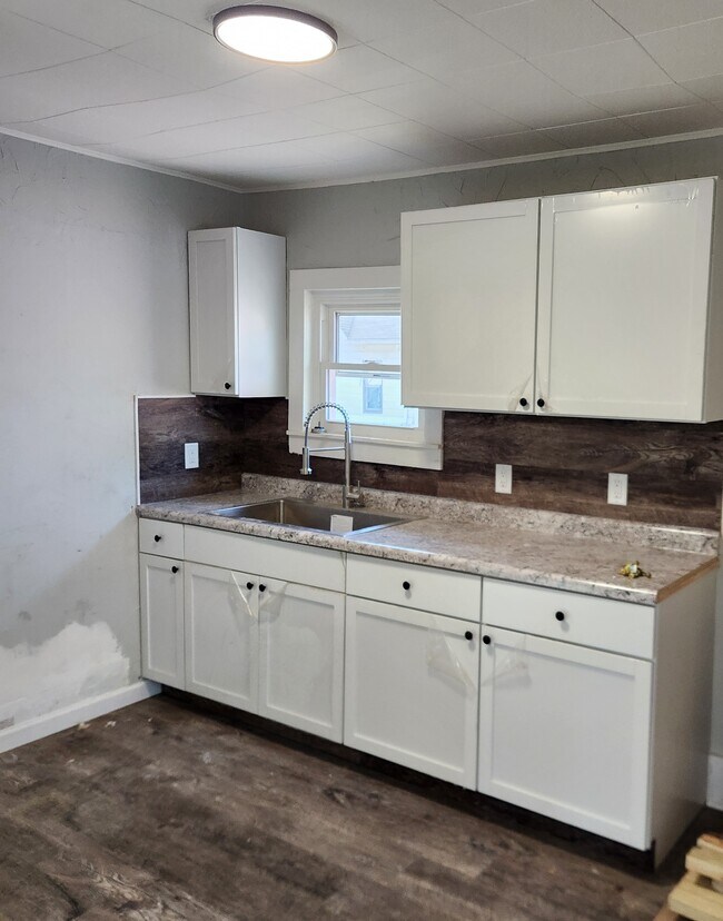 212 1st St NW, Barberton, OH 44203