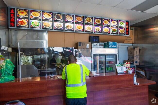 Grab a bite to eat a local chinese food shop in Huntington, VA.