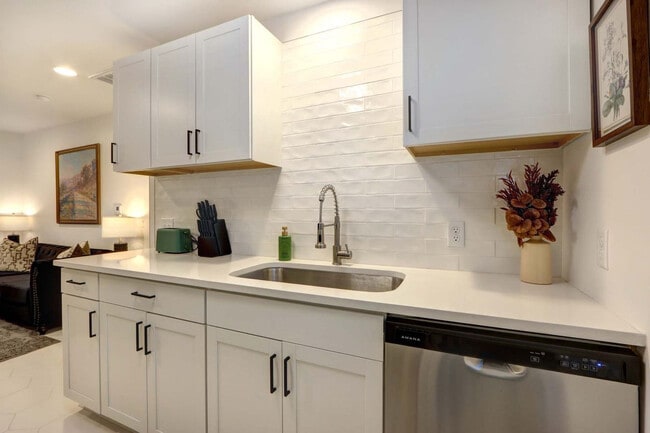 306 E Victory Dr unit ID1369219P, Savannah, GA 31405 - photo 7