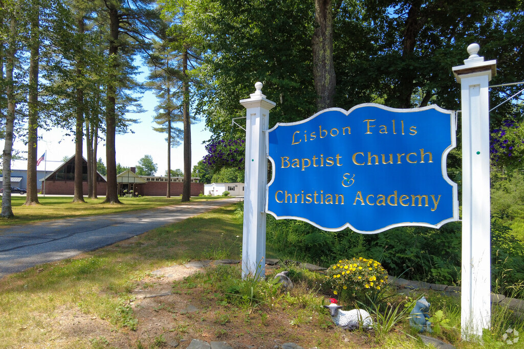 Lisbon Falls Christian Academy has a student to teacher ratio of 4.