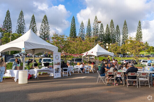 Farmers markets and neighborhood festivals are a common sight in Waipio.
