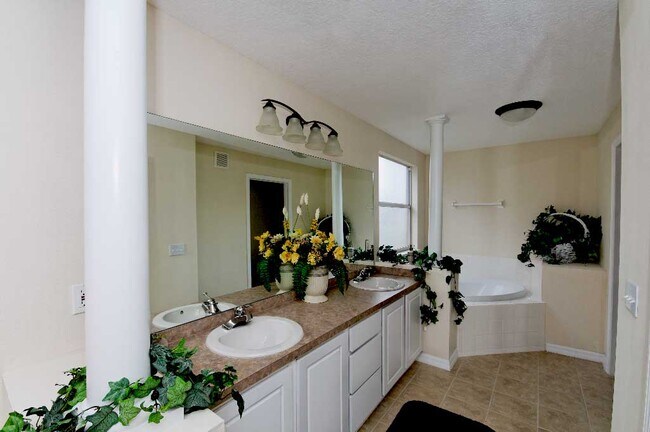 2671 Emerald Lake Ct unit 2671, Kissimmee, FL 34744 - photo 4