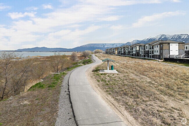 Utah Lake Shore Trail by Utah Lake is the perfect place to take a relaxing walk in Outer Orem.