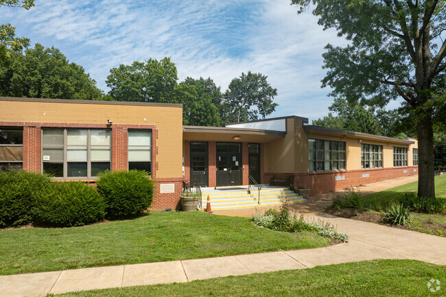 Lee Hamilton Elementary School has a 13:1 student to teacher ratio.
