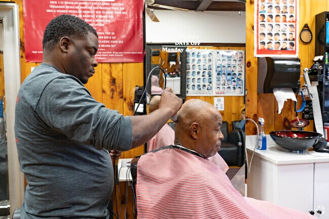 Unique Cuts Barbershop has provided exceptional haircuts in West Codman Hill since 1998.