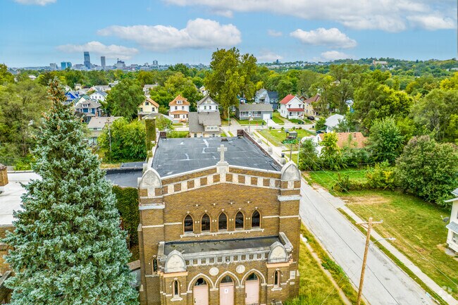 Bedford Place is just north of Downtown Omaha and offers a wide array of nearby amenities.