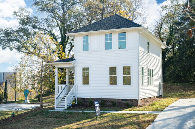 Four-square houses with small front yards occasionally appear in Northside, Spartanburg.