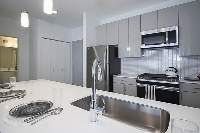 811 W Van Buren St unit 2222, Chicago, IL 60607 - photo 2