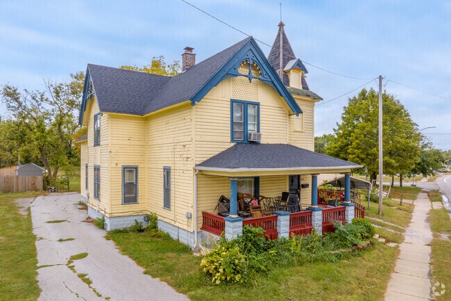 There are a few admirable Folk Victorians remaining in Southeast.