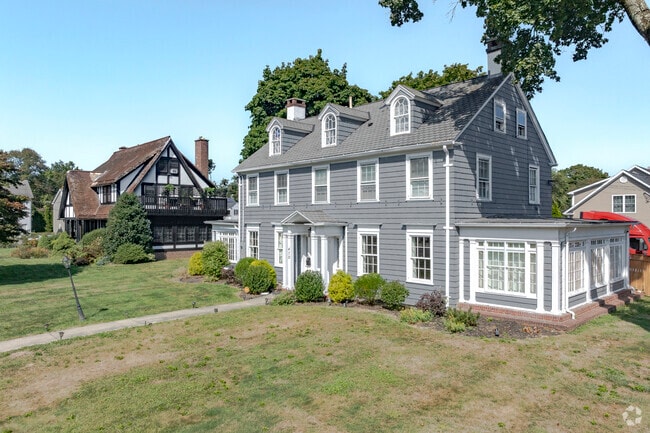 A variety of housing styles are on display in Brooklawn-Saint Vincent.