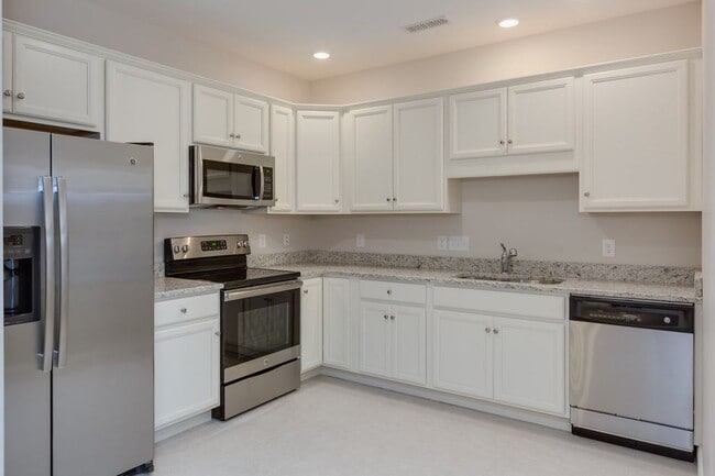 70 Fordway Extension unit 102, Derry, NH 03038 - photo 2