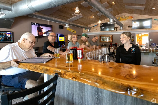 A few restaurants and bars are located near Baldwin.