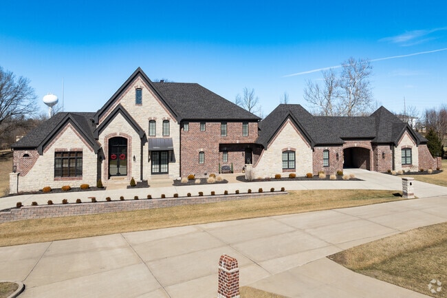 Discover upscale living with spacious estates in scenic Wildwood, Missouri.