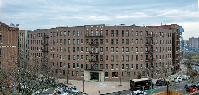 Mid-Rise Apartments/Condo Complex: house Or Apartment, This Neighborhood Has It All