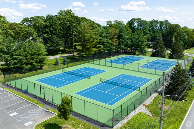 Westlake High School in Thornwood, New York has a popular tennis team.