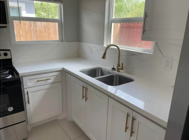 201 W Rutherford Ave unit 2, Edinburg, TX 78541 - photo 3