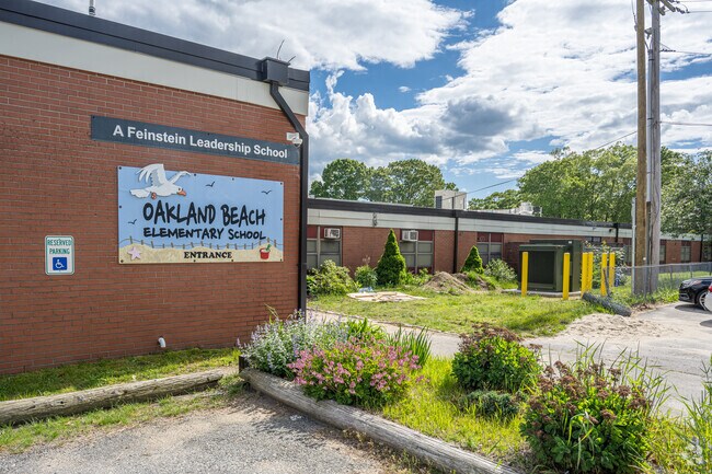 Oakland Beach Elementary School is located in the suburban center of Oakland Beach.